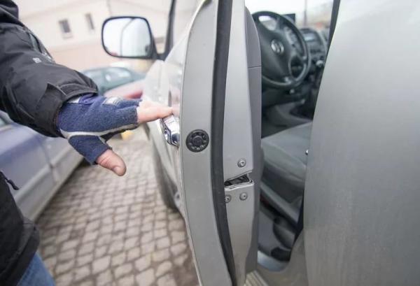 На Ставрополье преступники отверткой вскрывали автомобили и похищали имущество